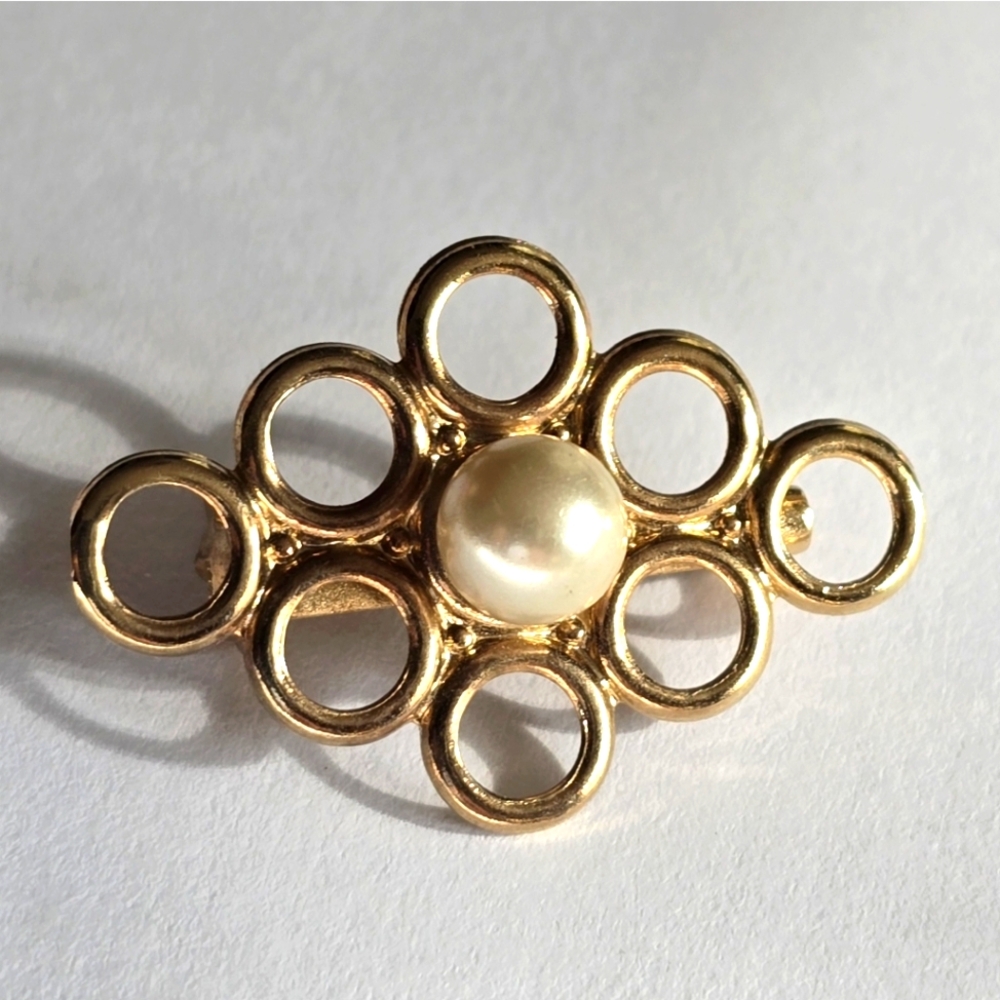 Vintage brooch gold tone linked circles white faux pearl pearlcore pin small